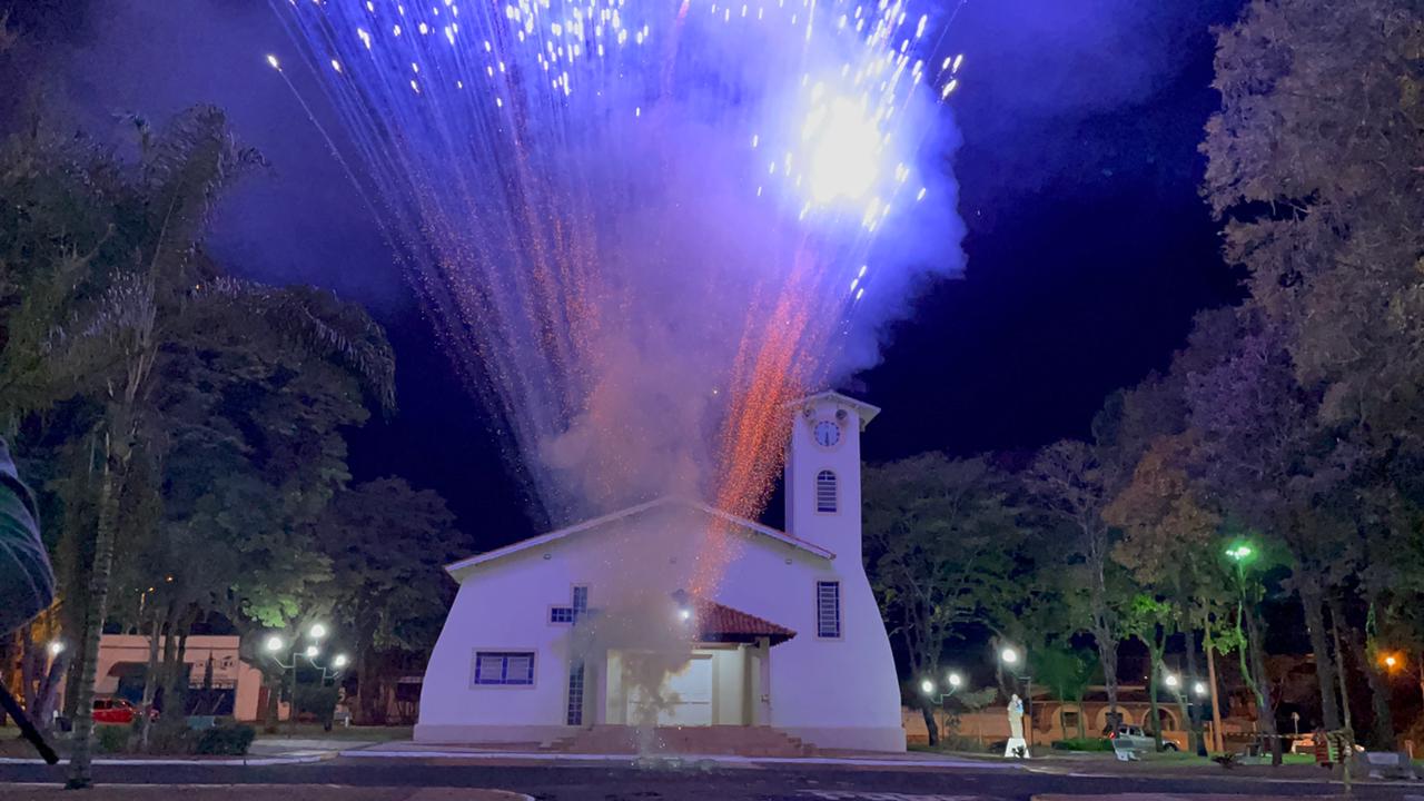 Foto 3 de 18 — Cidade da região faz primeira queima de fogos silenciosa da sua história